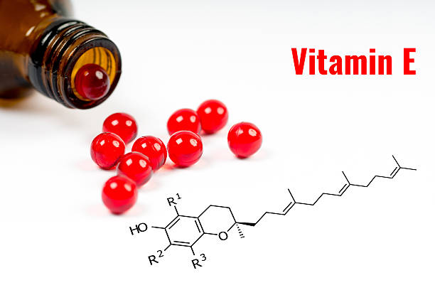 витамин е, капсулы с химической структурой - capsule vitamin pill red lecithin стоковые фото и изображения