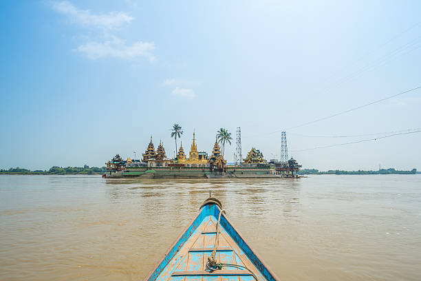 pagode yele paya dans l’île flottante, myanmar. - paya photos et images de collection