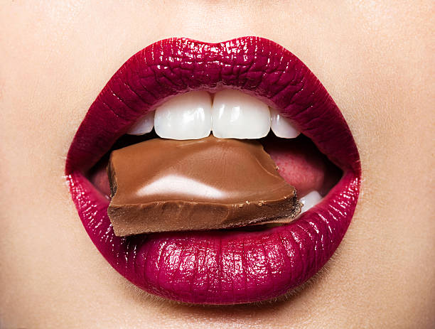 piękne kobiece usta z czekoladą - sexy lips zdjęcia i obrazy z banku zdjęć