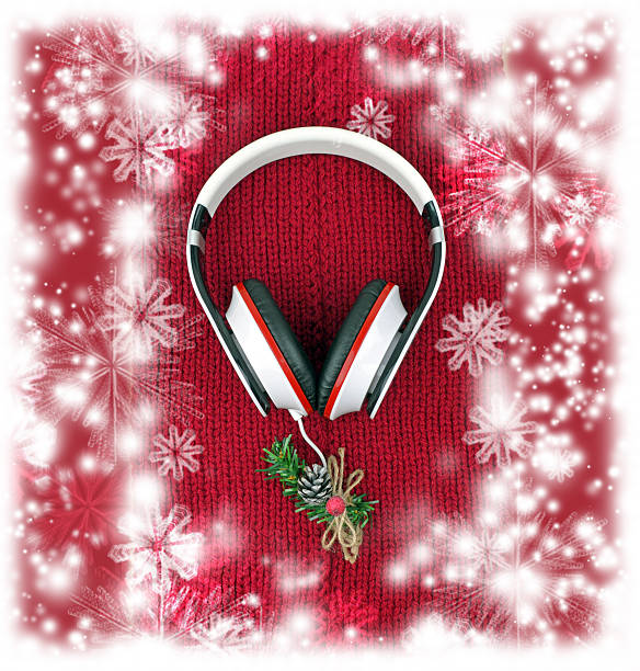 casque et arbre de noël sur une écharpe tricotée rouge. musique. - christmas tree audio photos et images de collection