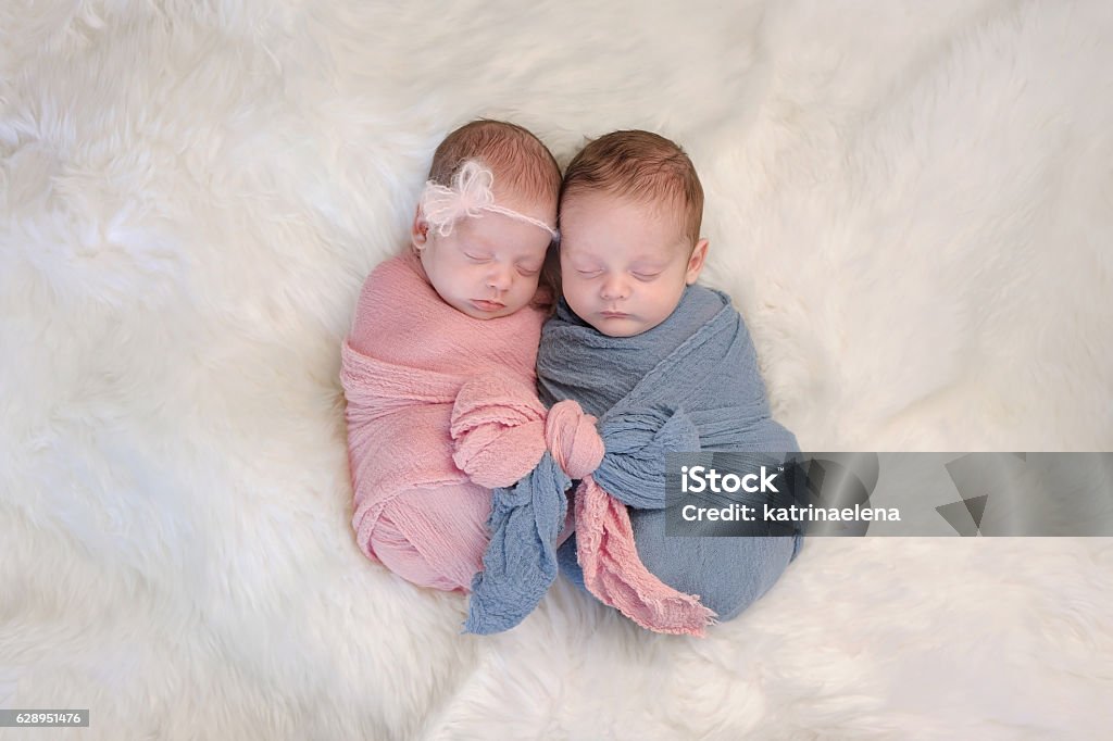 Jumeaux dizygotes bébé frère et Soeur - Photo de Jumeaux libre de droits