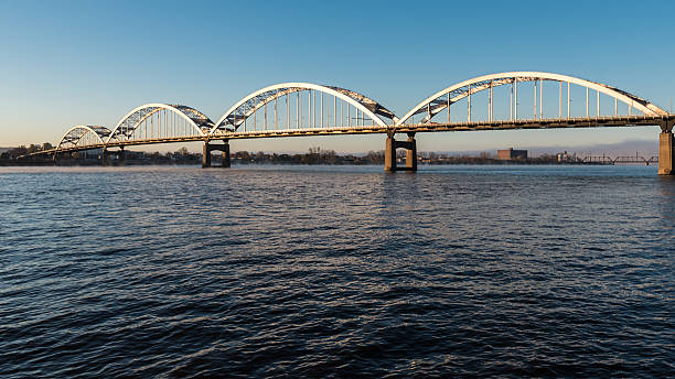 centennial bridge crosses the mississippi river - arch bridge imagens e fotografias de stock