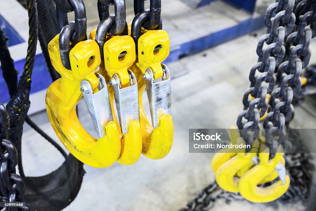Schwarze Stahlkette und gelbe Ladehaken. - Lizenzfrei Kran Stock-Foto