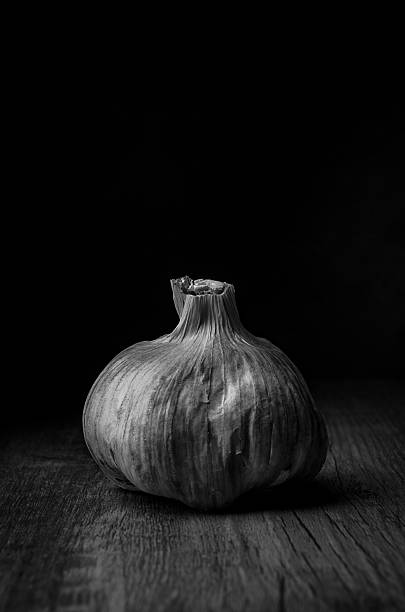 istock Garlic in black and white 628964170