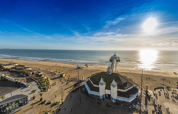 bournemouth pier and beach com um sol baixo - bournemouth - fotografias e filmes do acervo