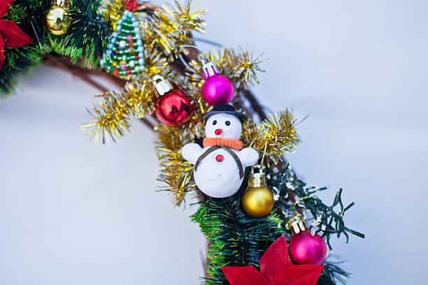 Coroa de Natal decorada com bolas de abeto e brinquedos, tinsel. fragmento - foto de acervo