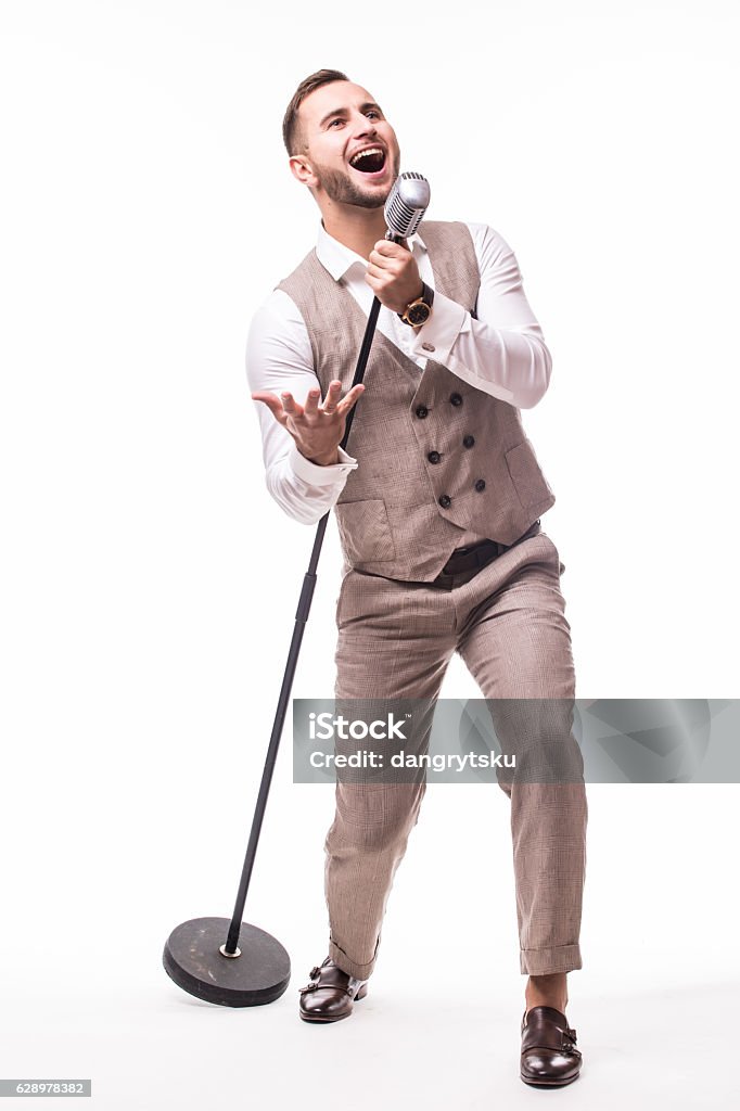 マイクの上で歌うスーツを着た若いショーマン - ストックフォト・写真素材...