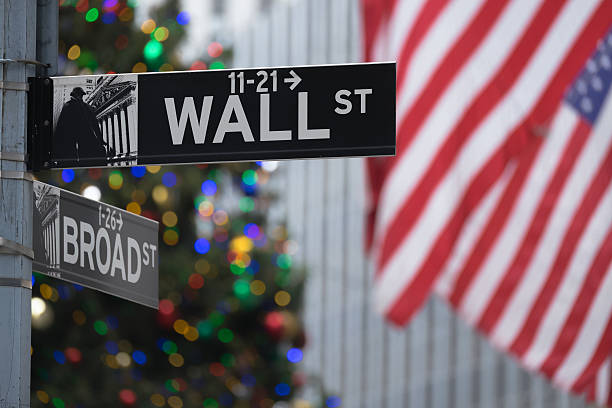 wall-street-schild  - wall street new york stock exchange american flag manhattan financial district stock-fotos und bilder