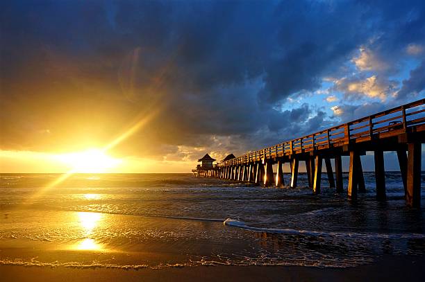 pôr do sol do píer de nápoles - florida naples florida beach sunset - fotografias e filmes do acervo