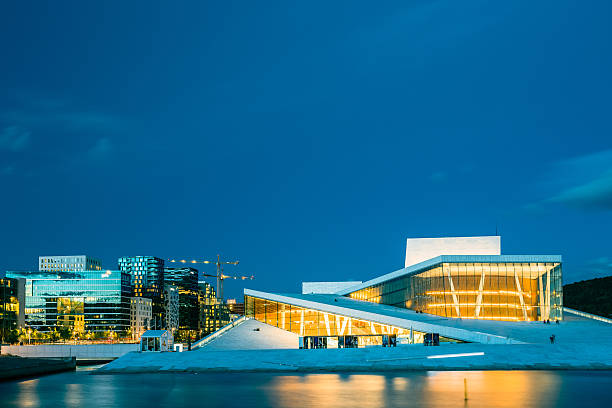 oslo noruega. vista nocturna de la casa de ballet de la ópera iluminada entre - opera house opera stage theater european culture fotografías e imágenes de stock