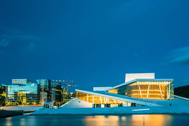 オスロノルウェー。イルミネーションオペラバレエハウスの夕景 - opera house ストックフォトと画像