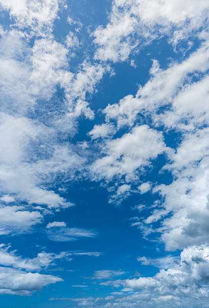 białe chmury na błękitne niebo - white cloud mountains zdjęcia i obrazy z banku zdjęć