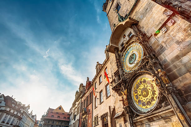 turm mit astronomischer uhr - orloj in prag, tschechische republik - prag stock-fotos und bilder