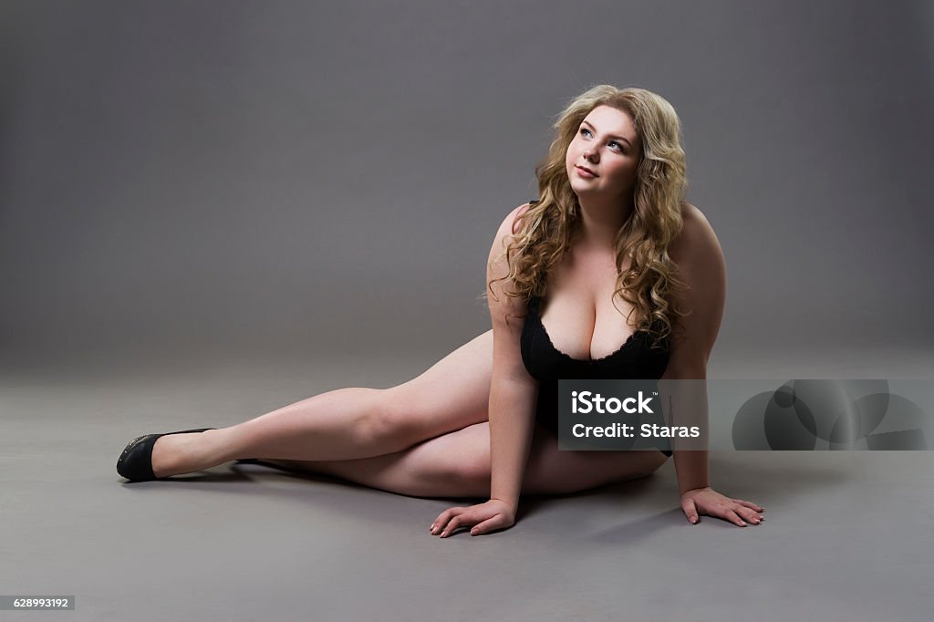 Più dimensioni modello  - Foto stock royalty-free di Modello plus-size