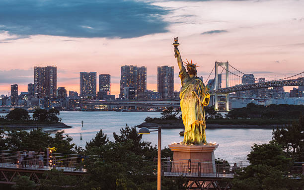 tokyo au coucher du soleil - réplique de la statue de la liberté odaiba photos et images de collection