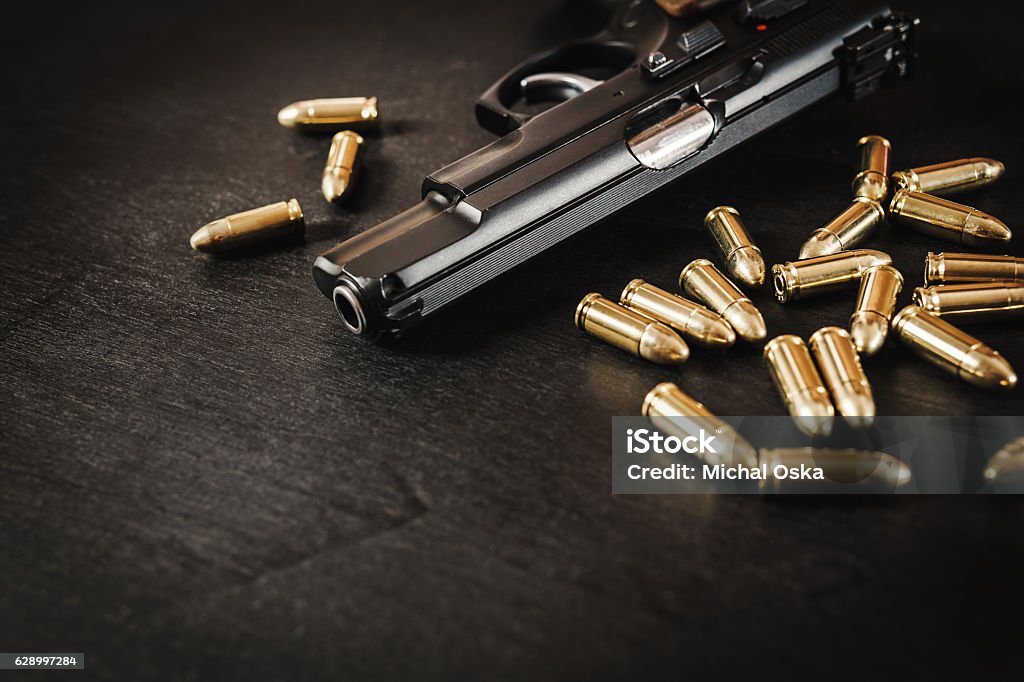pistolet et balles sur la table - Photo de Arme à feu libre de droits