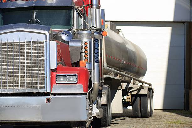 primo posto di un semicarro. - truck close up fuel tanker semi truck foto e immagini stock