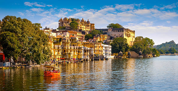 palacio de la ciudad y lago pichola en udaipur, india - rajastán fotografías e imágenes de stock