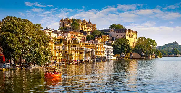 Photo of City Palace and Pichola lake in Udaipur, India
