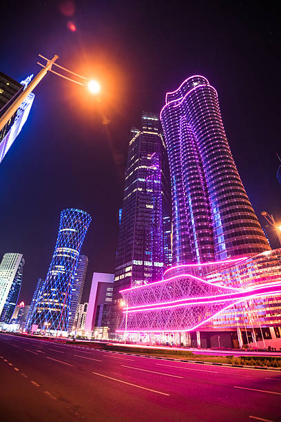 до�ха горизонта в центре города в катаре - middle east highway street night стоковые фото и изображения
