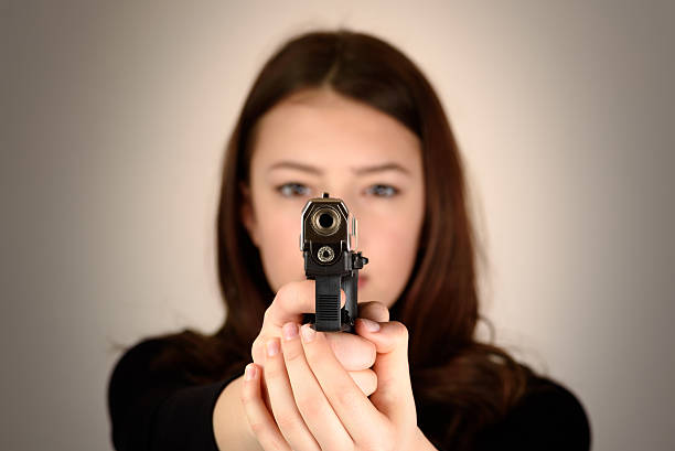 cartucho de arma  - gun women handgun armed forces - fotografias e filmes do acervo