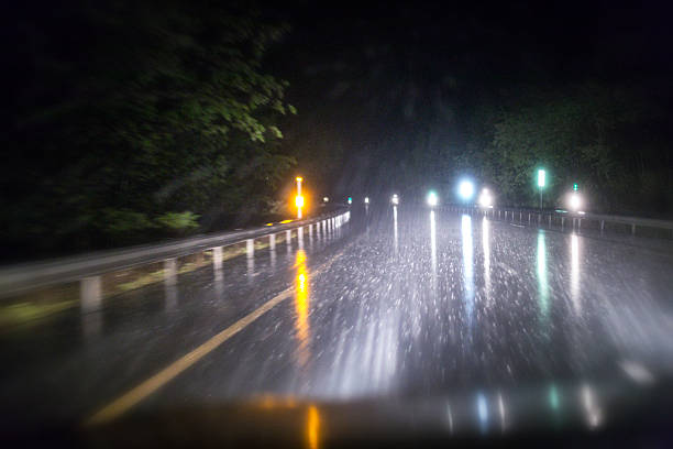夜間ロードマーカーレンズフレアリフレクタースルー車のフロントガラス - road reflector ストックフォトと画像