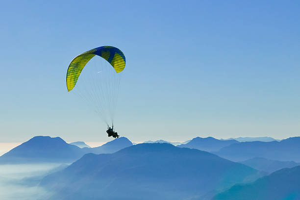 paralotniaarstwo nad górami - extreme sports parachute copy space parachuting zdjęcia i obrazy z banku zdjęć