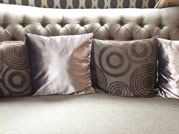 自宅のソファに枕の詳細をクローズアップ - pillow cushion embroidery homewares ストックフォトと画像