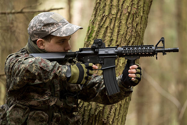 soldados en el bosque de coníferas con una pistola - gun weapon military m16 fotografías e imágenes de stock