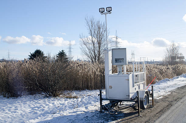 скорость мобильного фото радара на обочине дороги - canadian culture flash стоковые фото и изображения