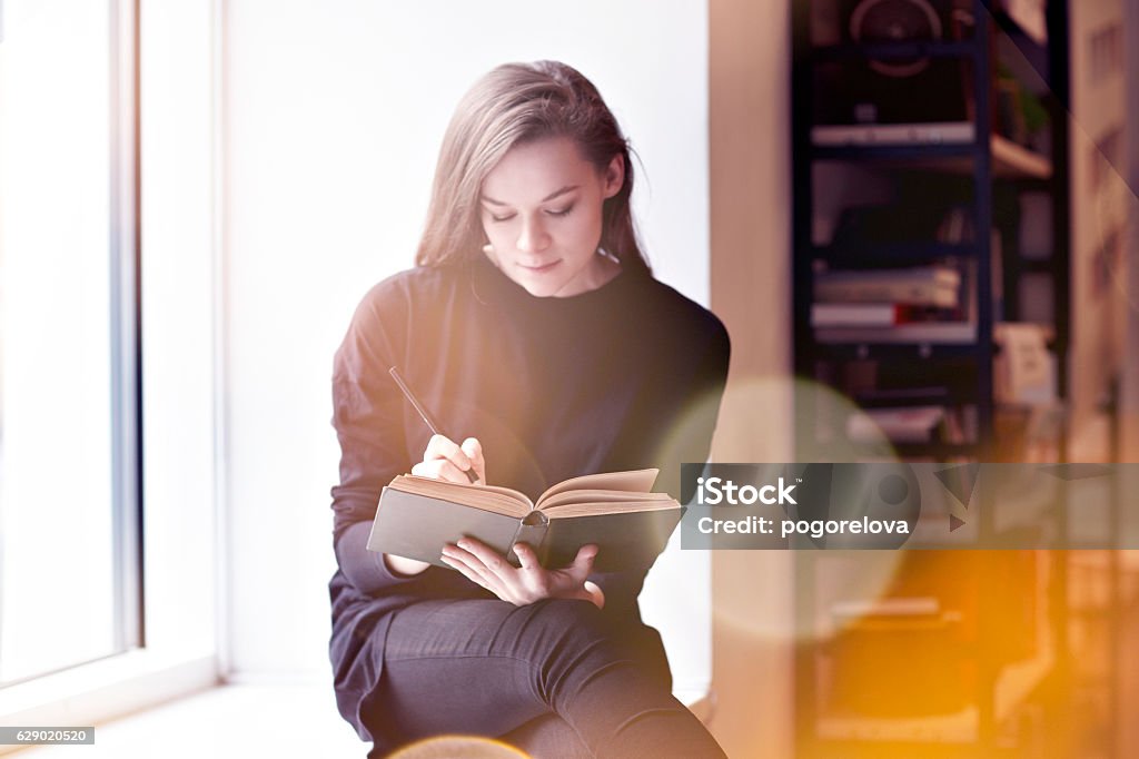 Junge brünette Frau mit einem Buch in einer öffentlichen Bibliothek. - Lizenzfrei Reading - Pennsylvania Stock-Foto