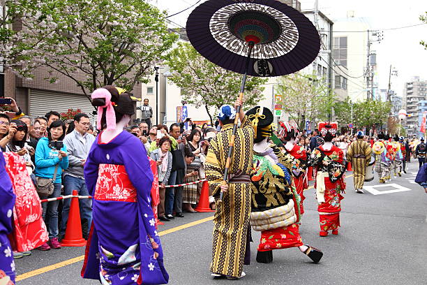 oiran dochu procesja, parada japoński tradycyjny courtesan w japonii. - geisha kabuki japan japanese culture zdjęcia i obrazy z banku zdjęć