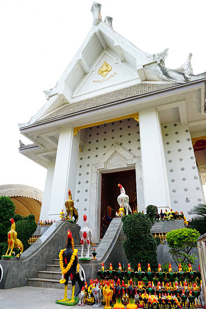 ファンタイノラシング神社。訪問者は、提供鶏肉、ゲームコックを与えます - tantric buddhism ストックフォトと画像