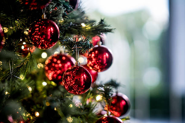 piękne urządzone boże narodzenie drzewa - christmas red decoration christmas ornament zdjęcia i obrazy z banku zdjęć