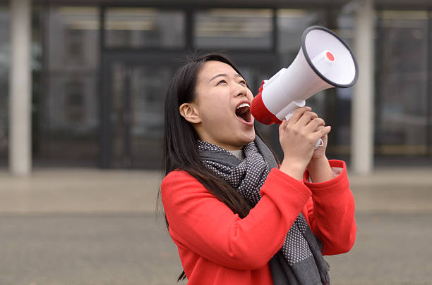 une jeune chinoise moderne proteste - xian audio photos et images de collection