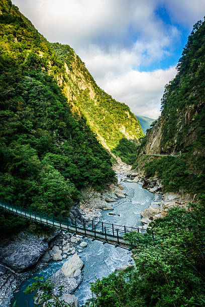 puente colgante sobre un río rocoso - parque nacional de gorge taroko fotografías e imágenes de stock