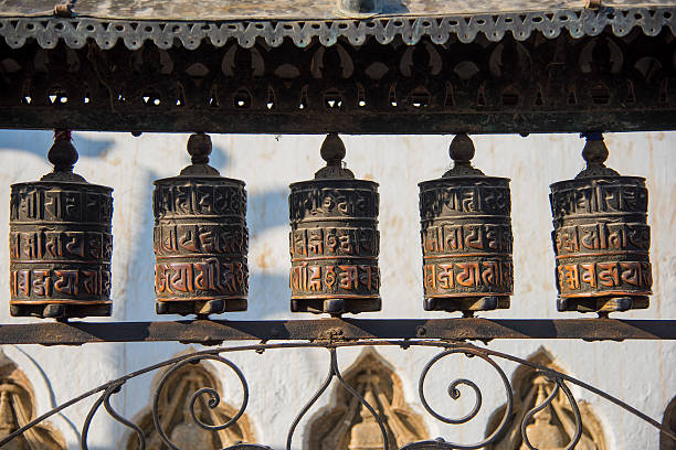 moulins à prières dans le temple swayambhunath, katmandou, népal. - bodnath stupa kathmandu stupa flag photos et images de collection