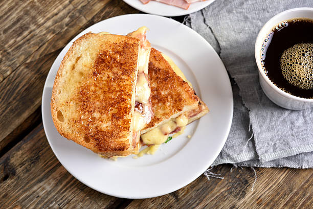 朝食トーストサンドイッチ - toast fast food plate food ストックフォトと画像