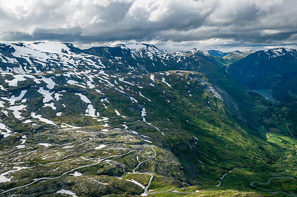route de montagne dans les rochers de la norvège. - norway snake street construction photos et images de collection