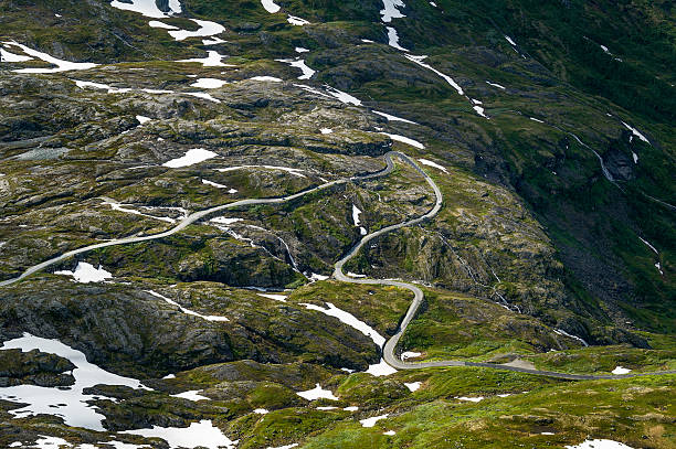 carretera curva en las rocas de noruega. - norway snake mountain road man made fotografías e imágenes de stock