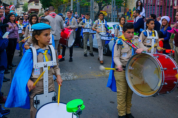 desfile de navidad, parte de la fiesta de vacaciones en haifa - parade music music festival town fotografías e imágenes de stock