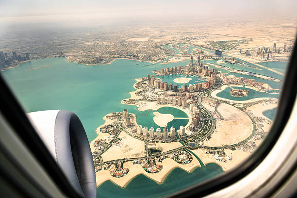 飛行機からのドーハ空中写真 - qatar ストックフォトと画像