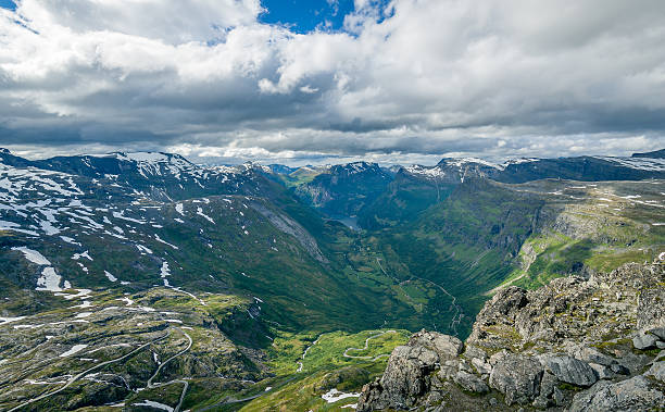 routes de montagne descendant vers le fjord geiranger. - norway snake street construction photos et images de collection