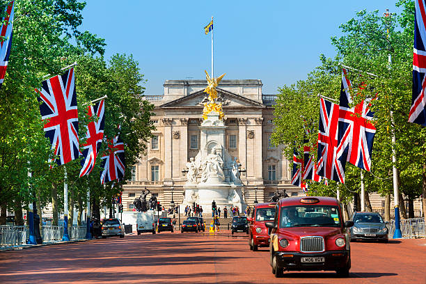 Buckingham Palace, London, UK London - England - August 20, 2016: Traffic in London with Buckingham Palace in background city of london flag stock pictures, royalty-free photos & images