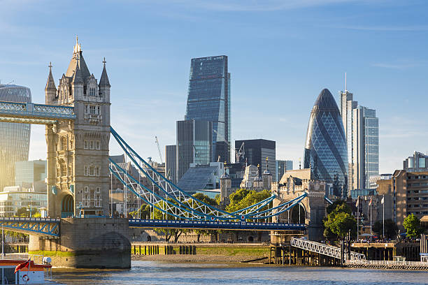 financial district of london and the tower bridge - tower bridge stockfoto's en -beelden