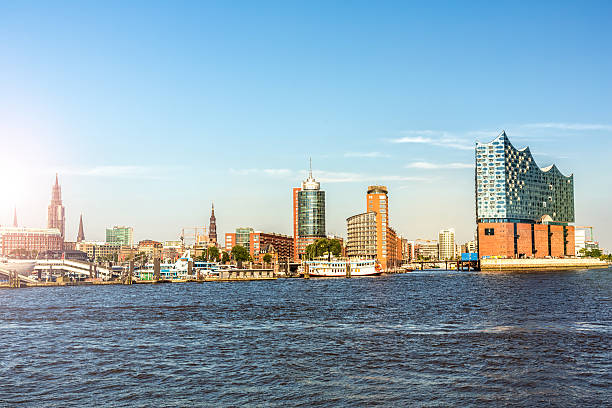 hamburgo horizonte com landungsbrücken e elbphilharmonie - gangplank imagens e fotografias de stock