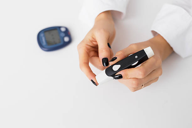 donna che usa il kit diabete - blood sugar test examining instrument of measurement diabetes foto e immagini stock