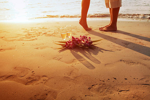 matrimonio in spiaggia, piedi di coppia romantica - people traveling abstract glass men foto e immagini stock