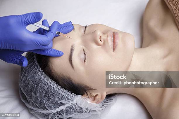 Schönheit Injektion Botox Gesicht Stirnnadel Stockfoto und mehr Bilder von Kosmetikmaske - Kosmetikmaske, Menschliches Gesicht, Sauna und Nassmassage