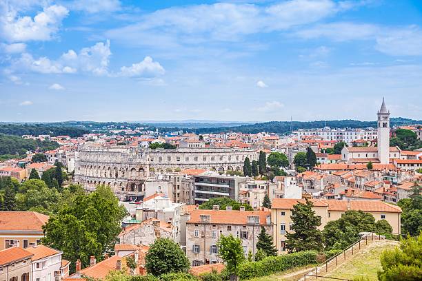 blick auf das römische kolosseum von pula in kroatien - amphitheater pula stock-fotos und bilder